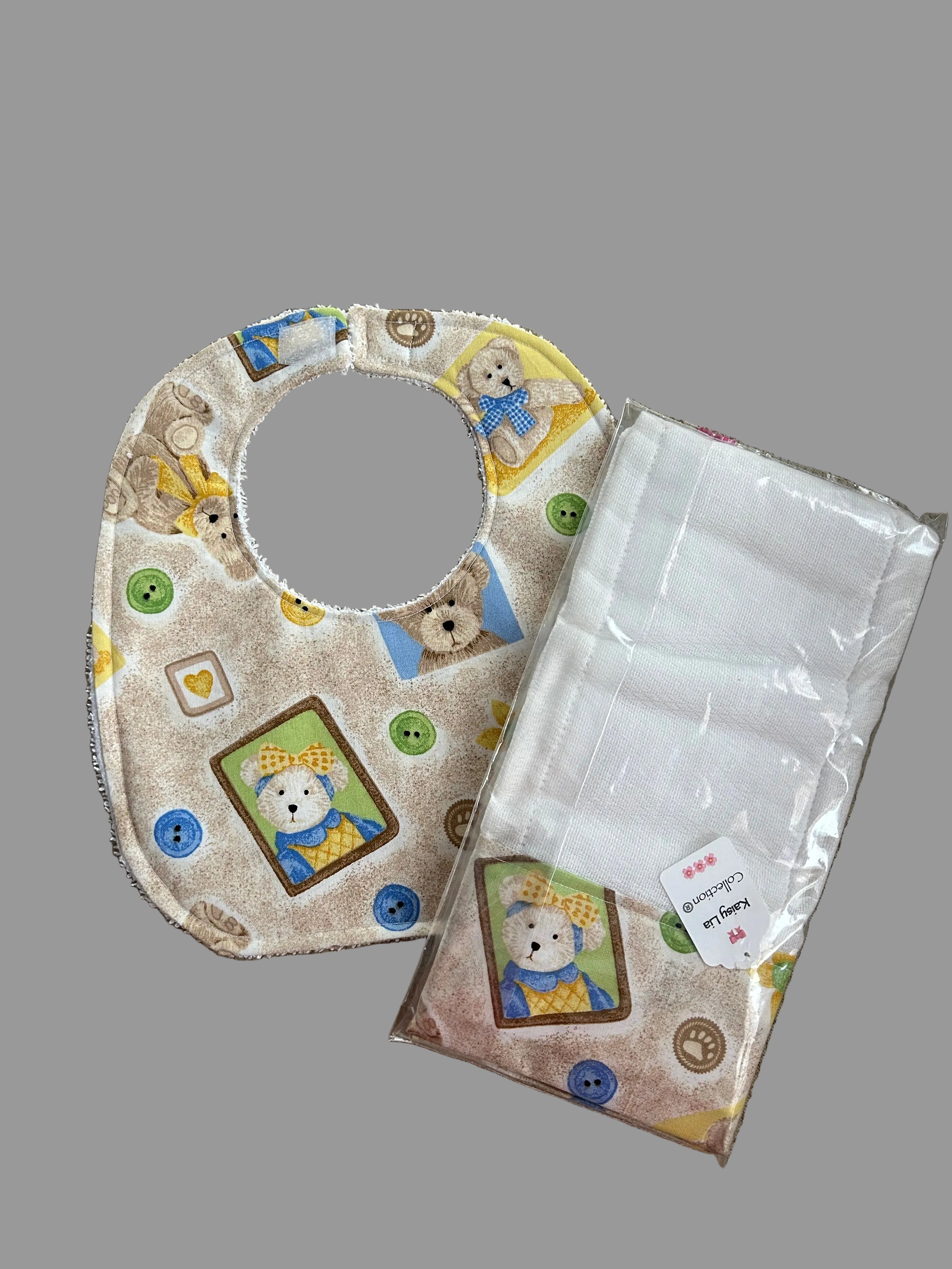 Handmade Baby Bib and Burp Cloth Set/Conjunto de Babero y Paño / Unisex Bear