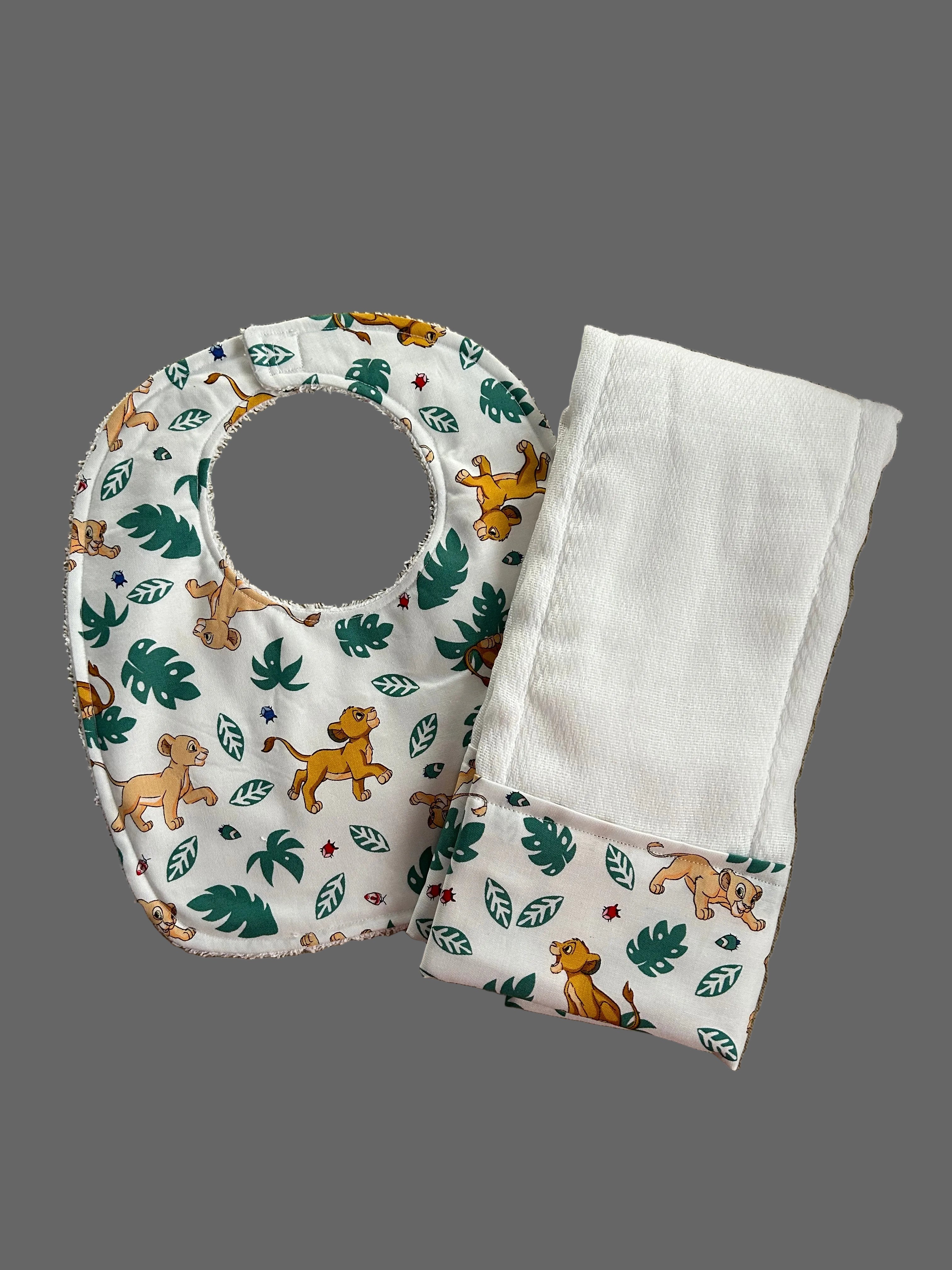 Handmade Baby Bib and Burp Cloth Set/Conjunto de Babero y Paño / Simba