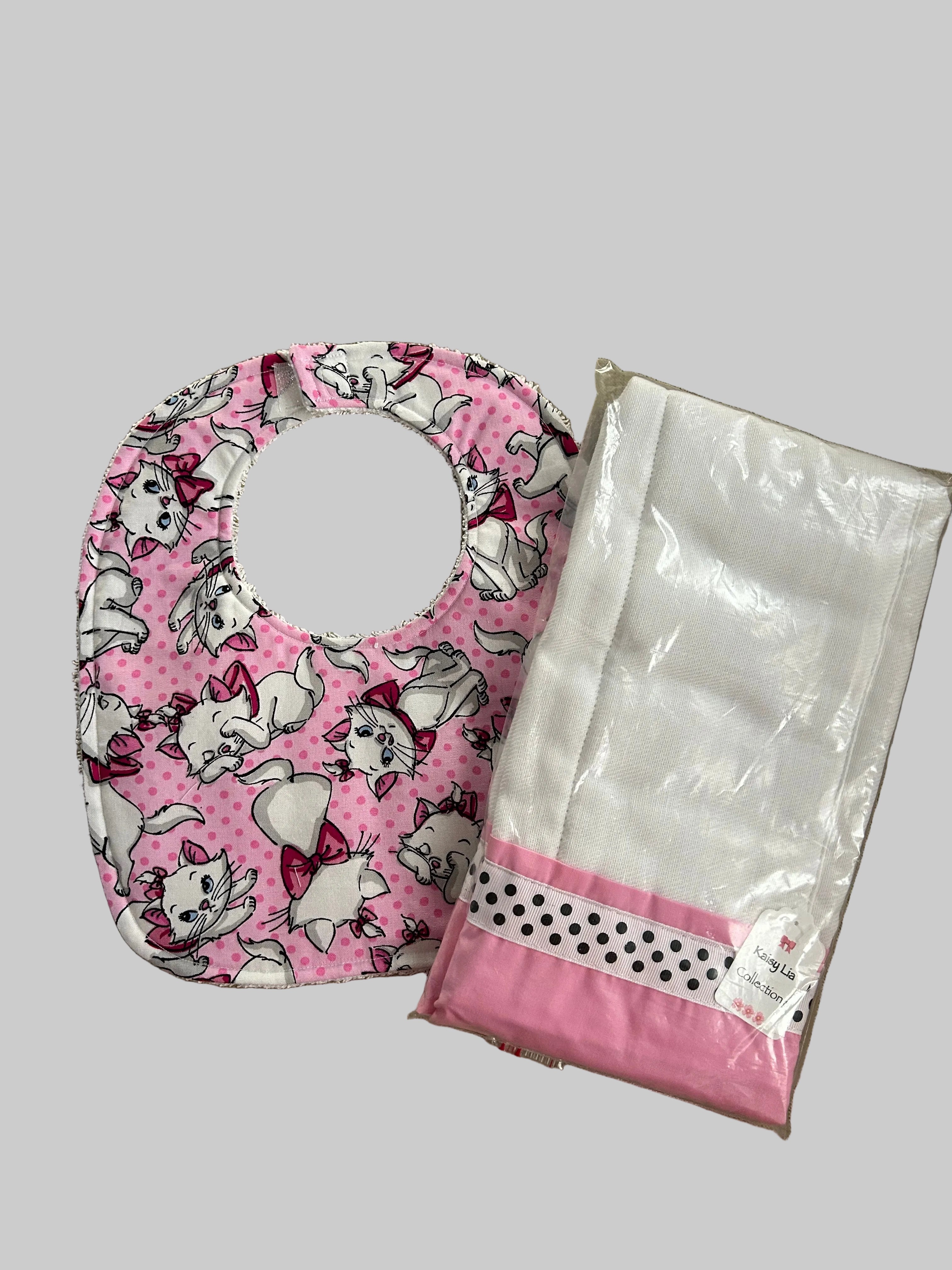 Handmade Baby Bib and Burp Cloth Set/Conjunto de Babero y Paño / Marie Cat