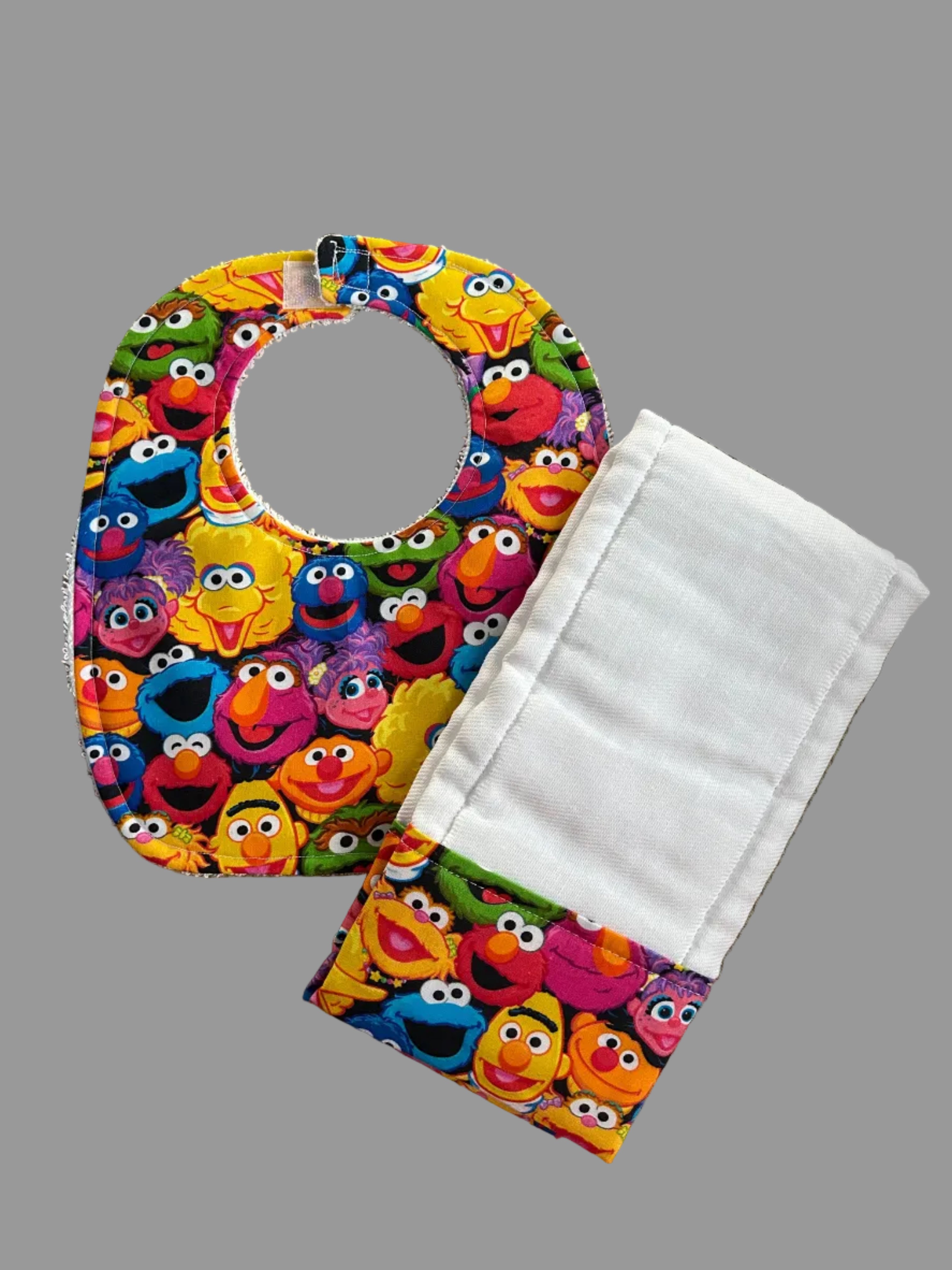 Handmade Baby Bib and Burp Cloth Set/Conjunto de Babero y Paño /Sesame Street