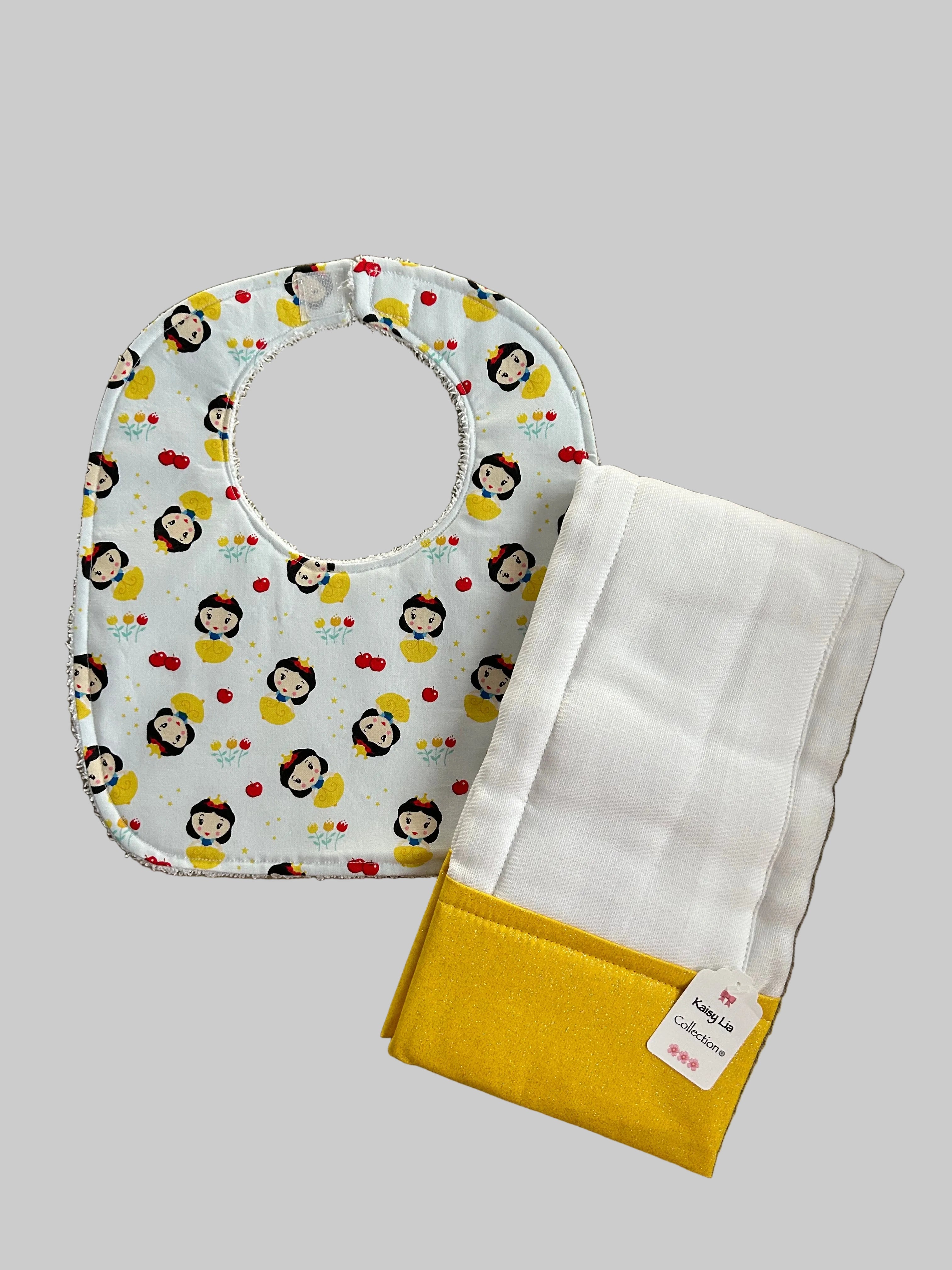 Handmade Baby Bib and Burp Cloth Set/Conjunto de Babero y Paño / Snow White